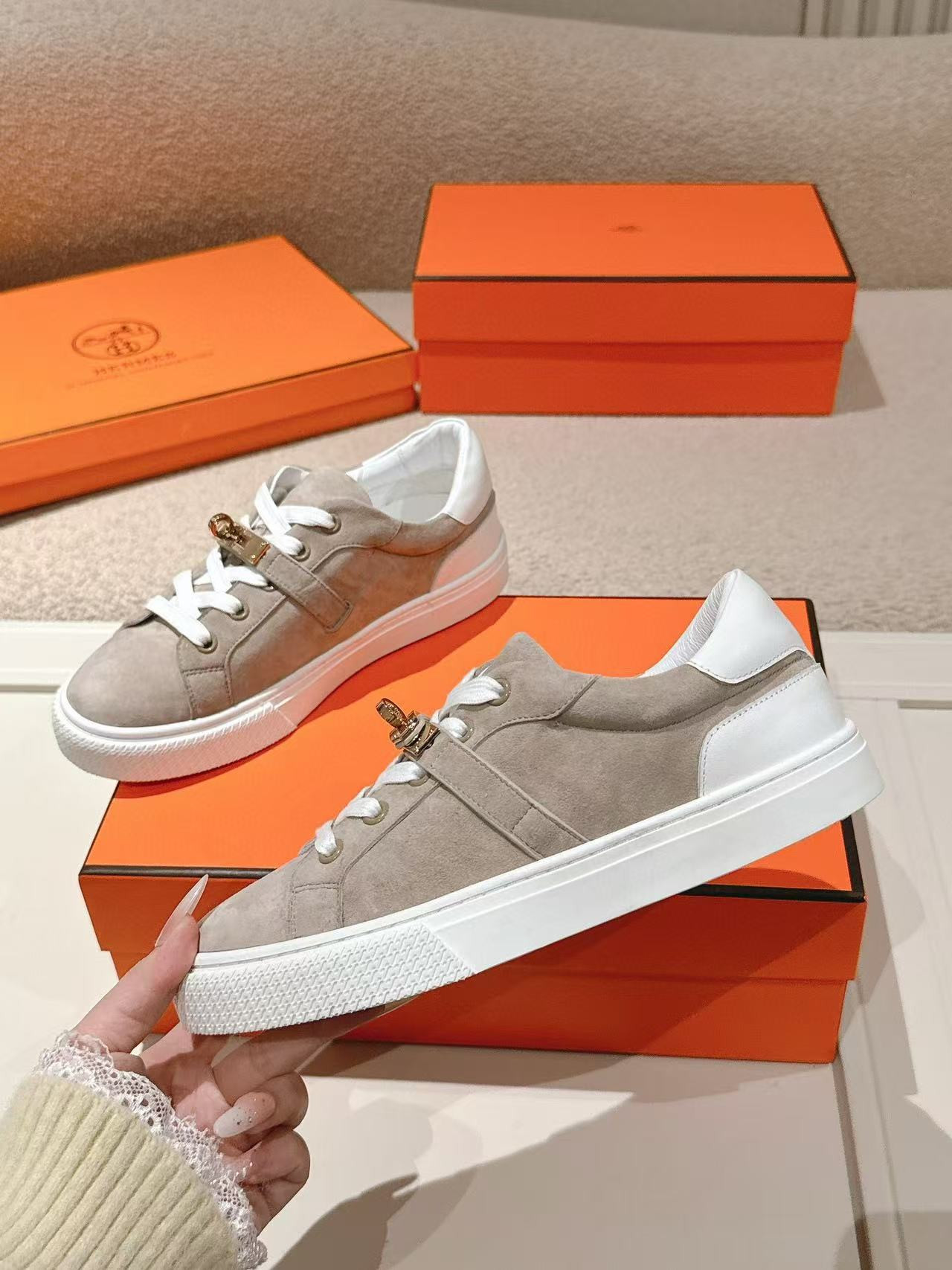 ua H**mes day sneaker