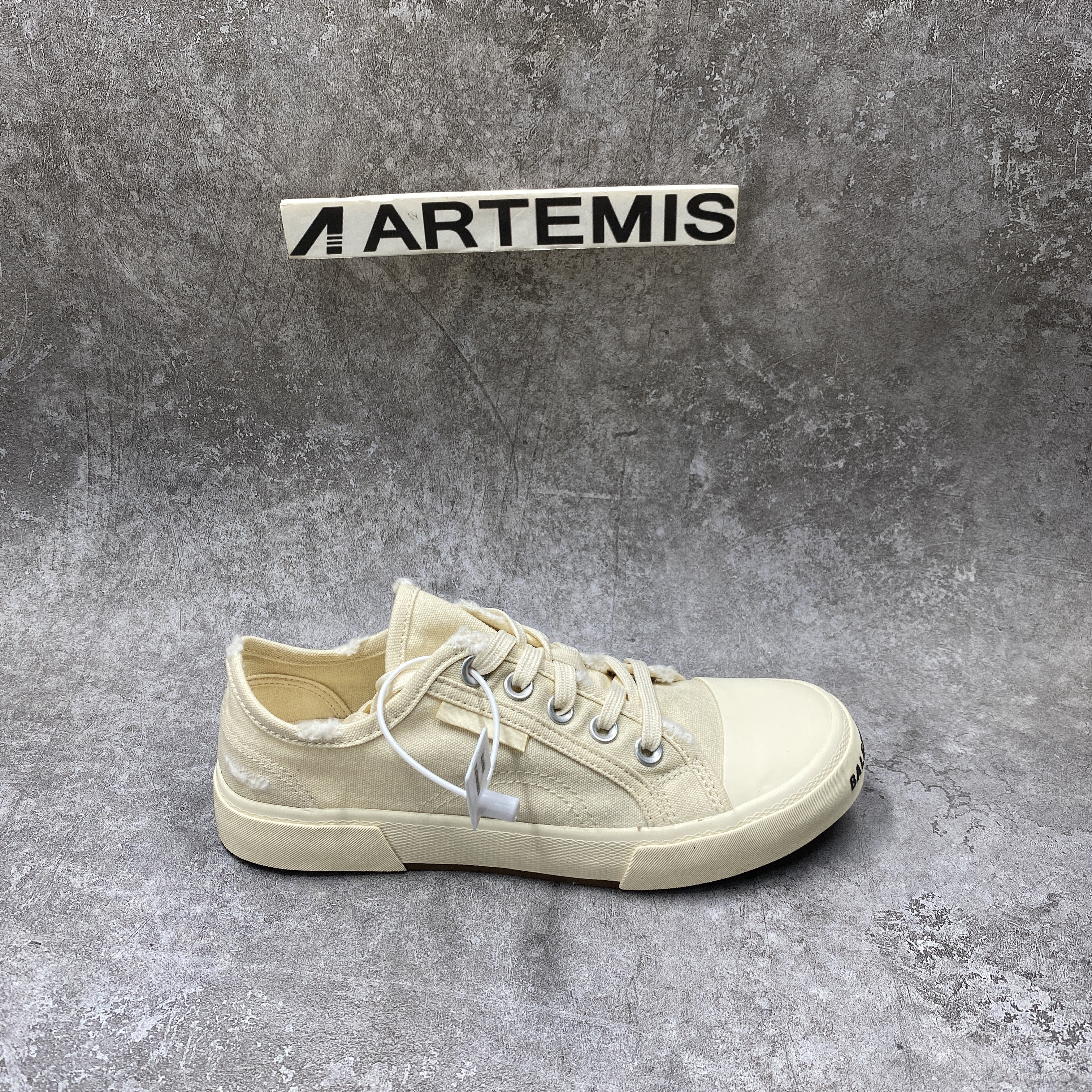 PARIS LOW TOP SNEAKER IN WHITE