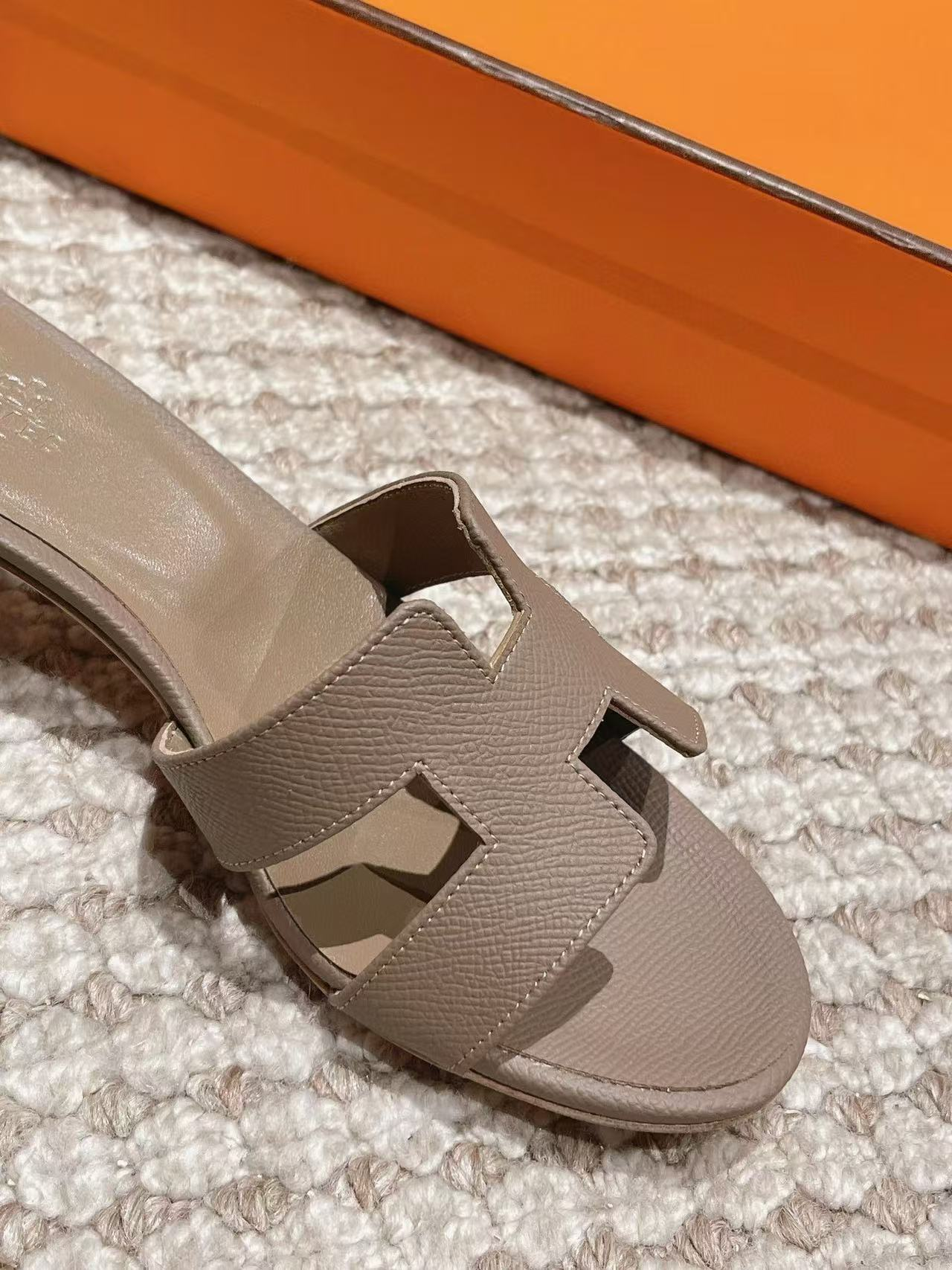 ua H**mes oasis sandal