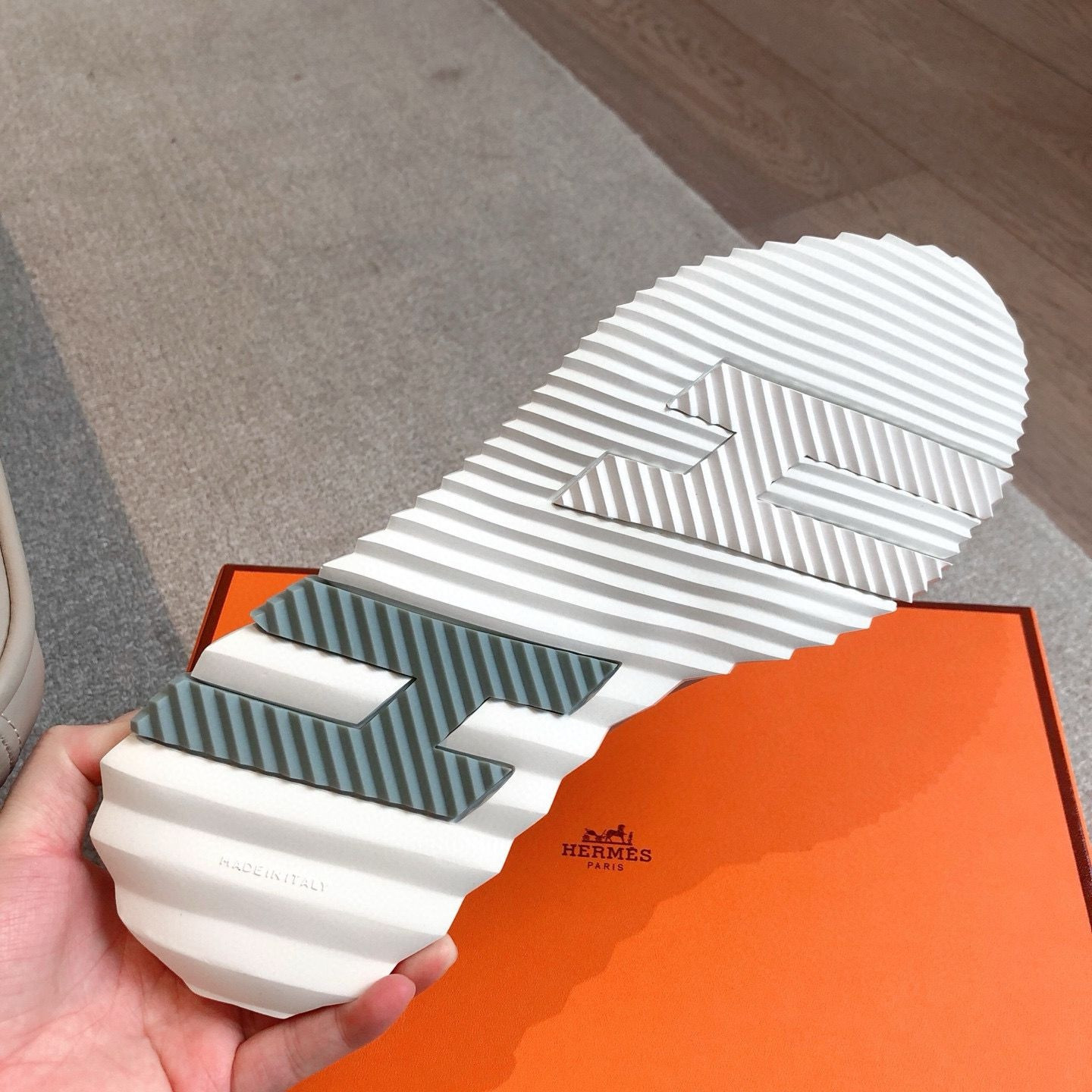 ua H**mes bouncing sneaker