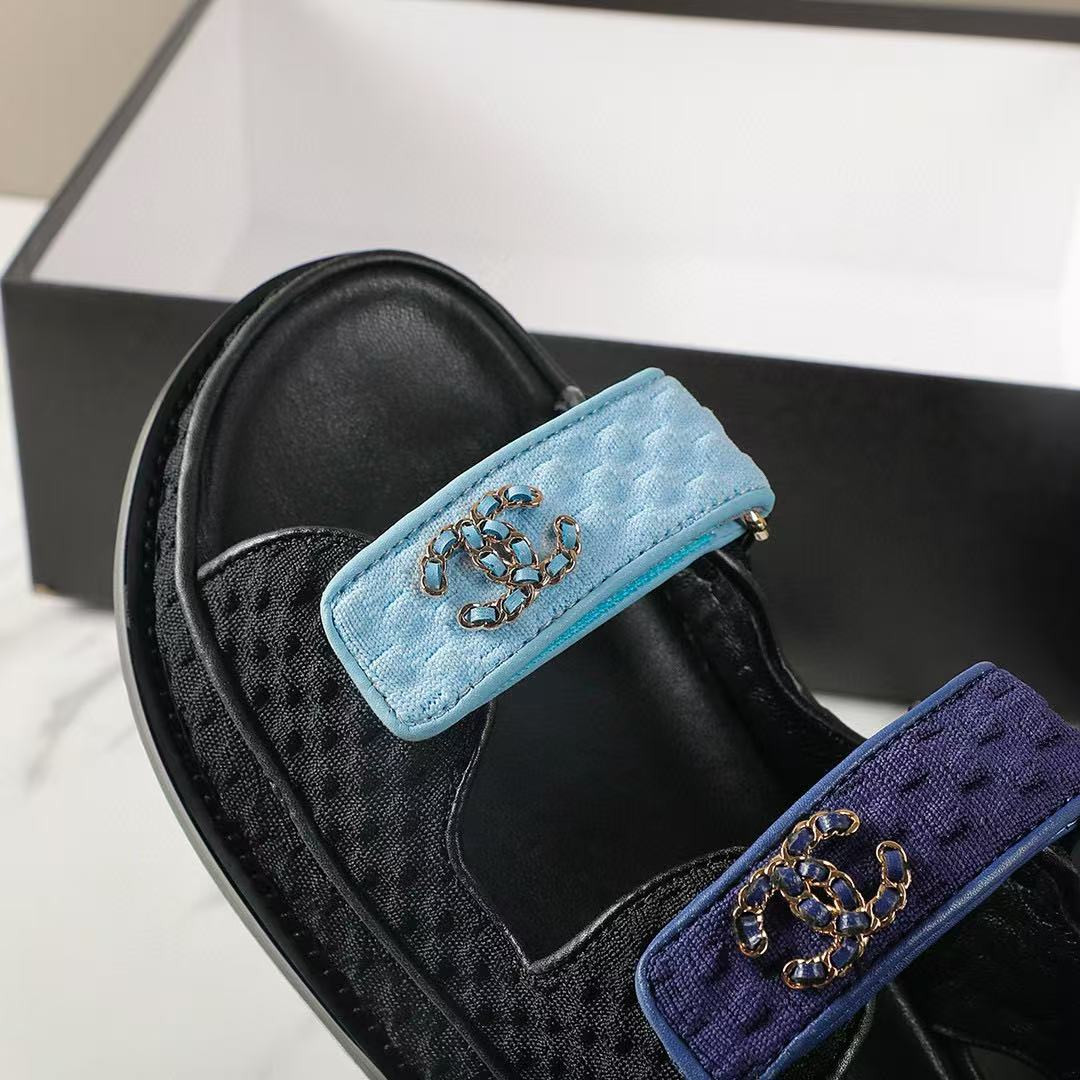 ua Ch*el sandals