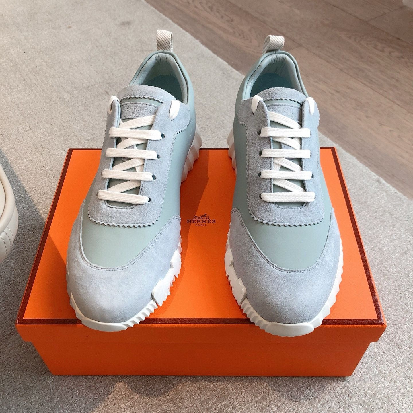 ua H**mes bouncing sneaker