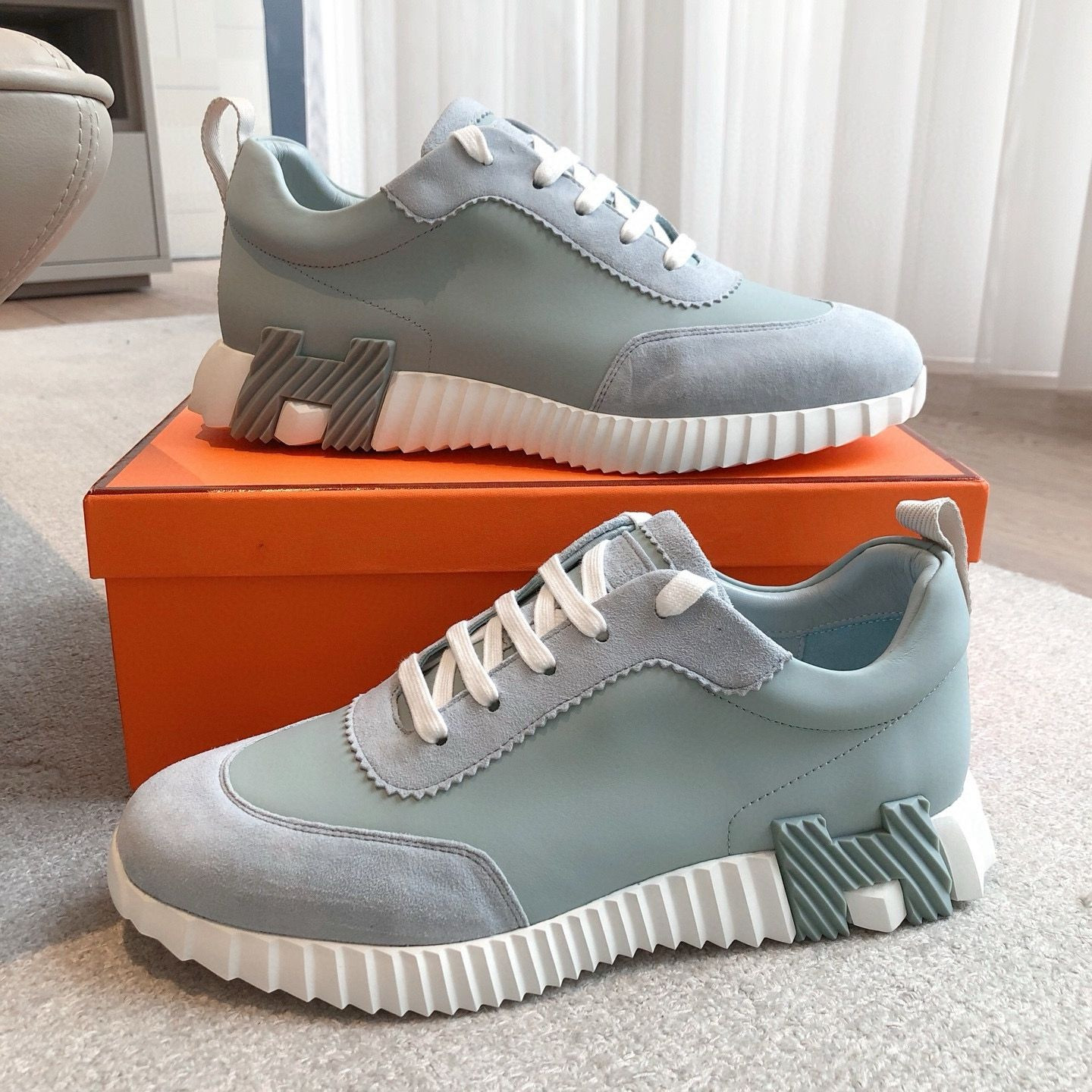 ua H**mes bouncing sneaker