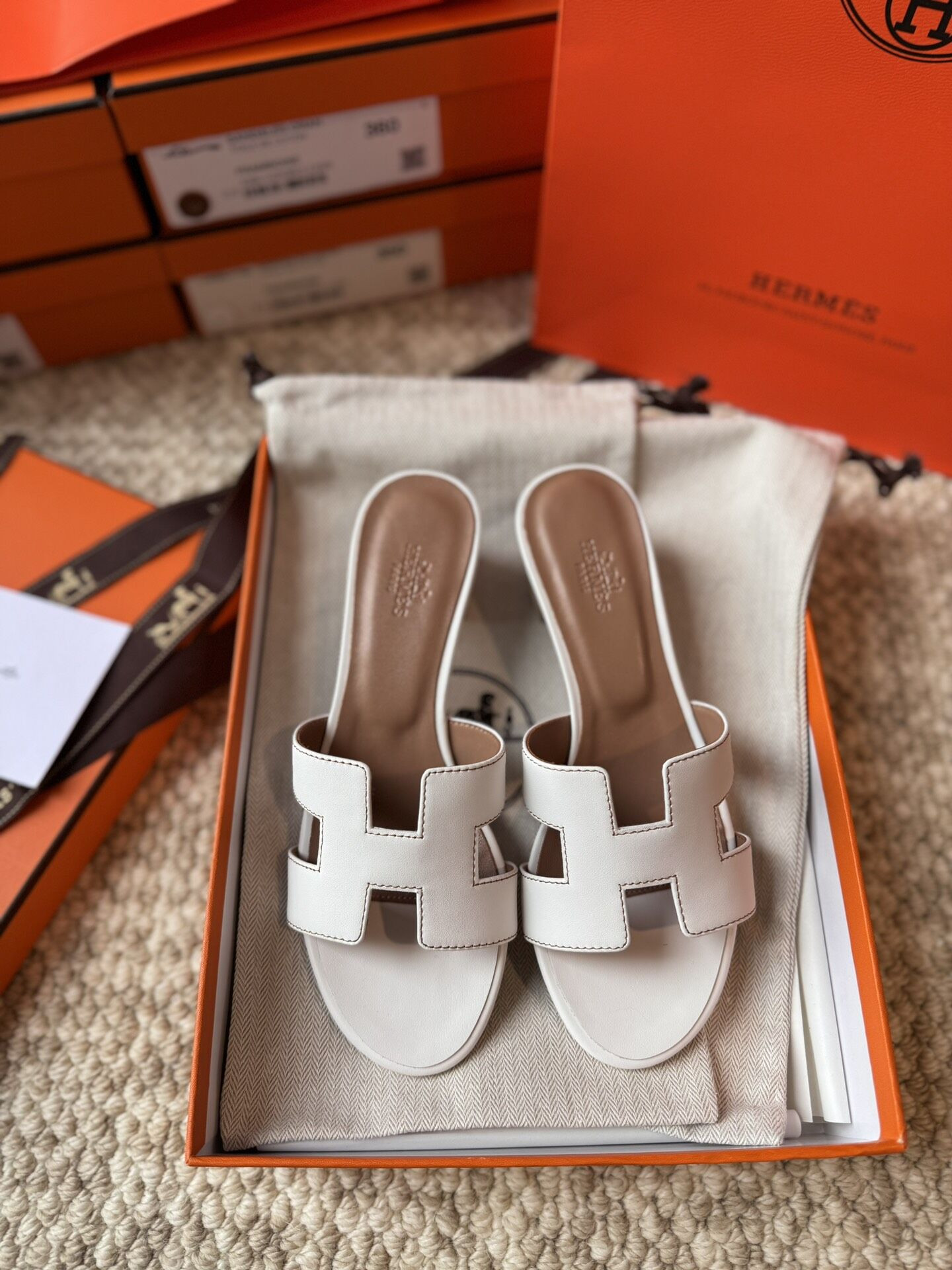 ua H**mes oasis white sandal