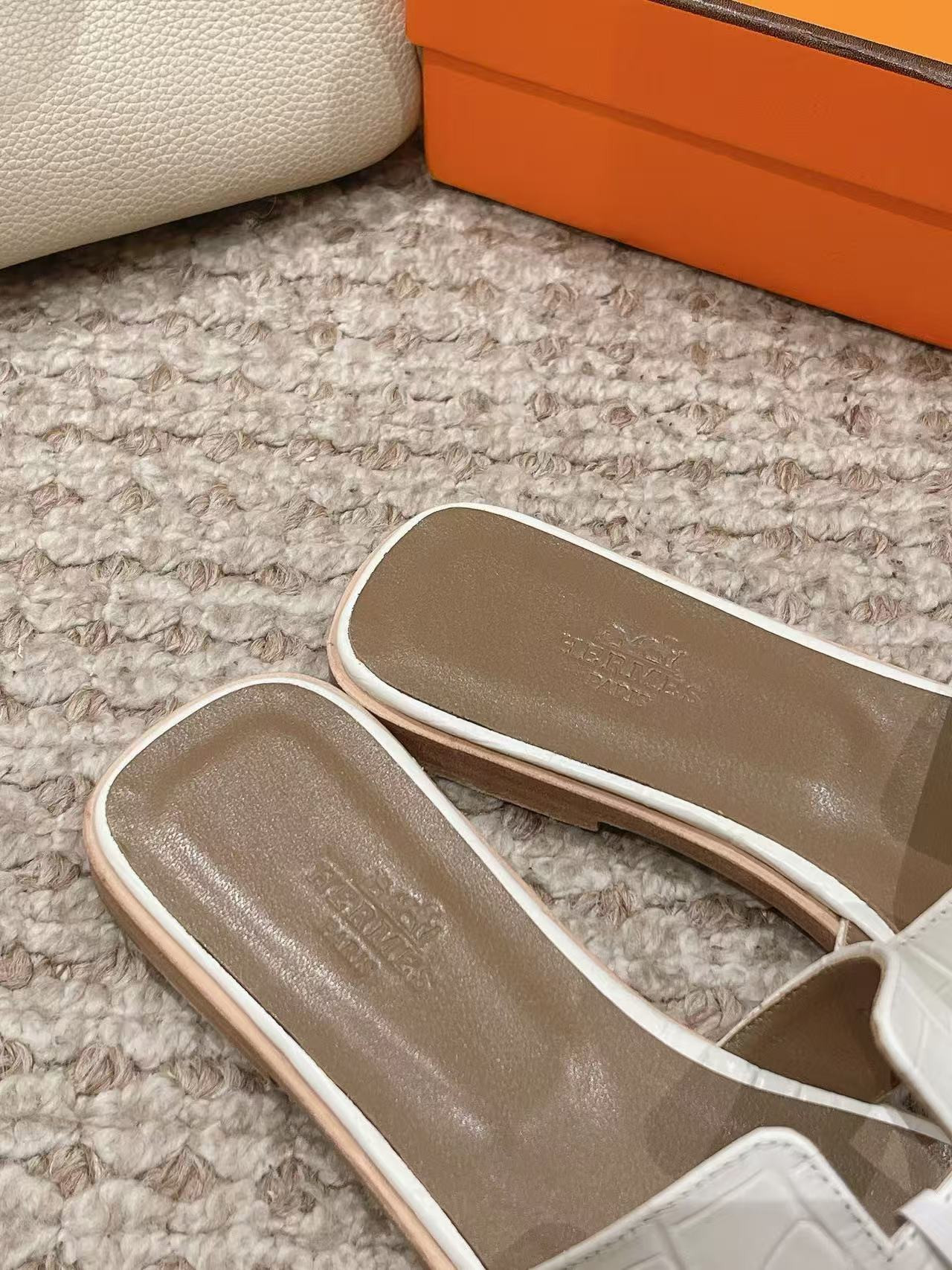 ua H**mes oran sandal