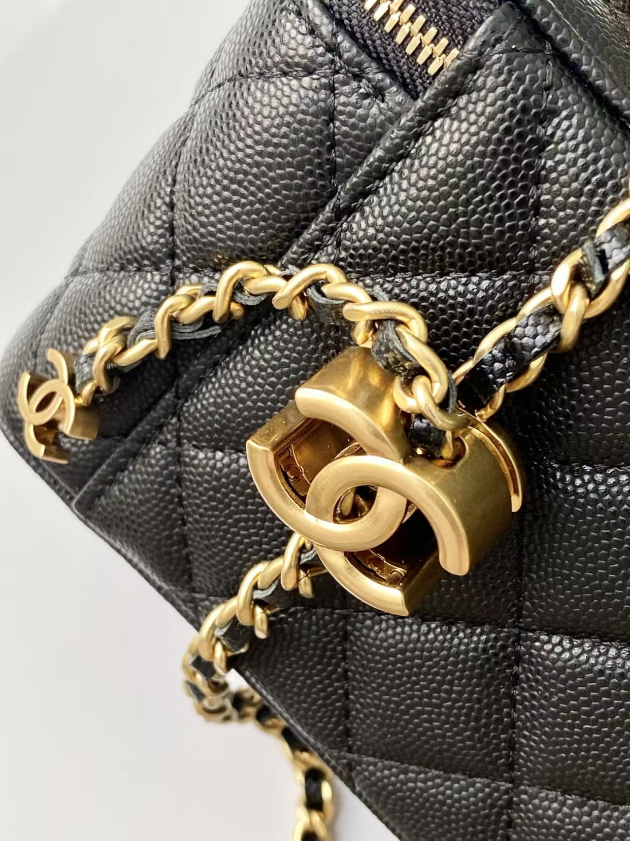 Ch*el vanity with chain 9.5x17x8cm