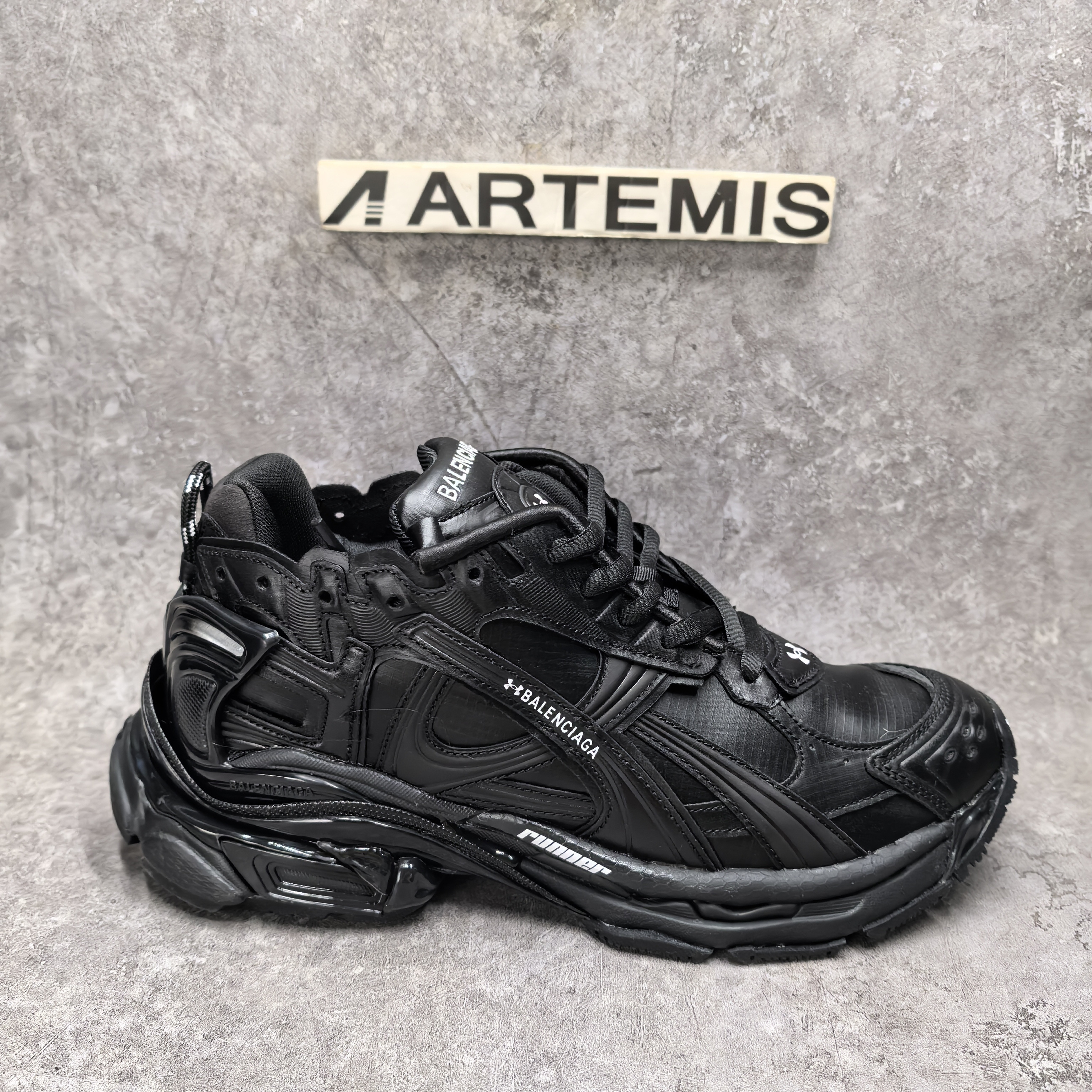 ua Ba*len*cia*ga runner sneaker