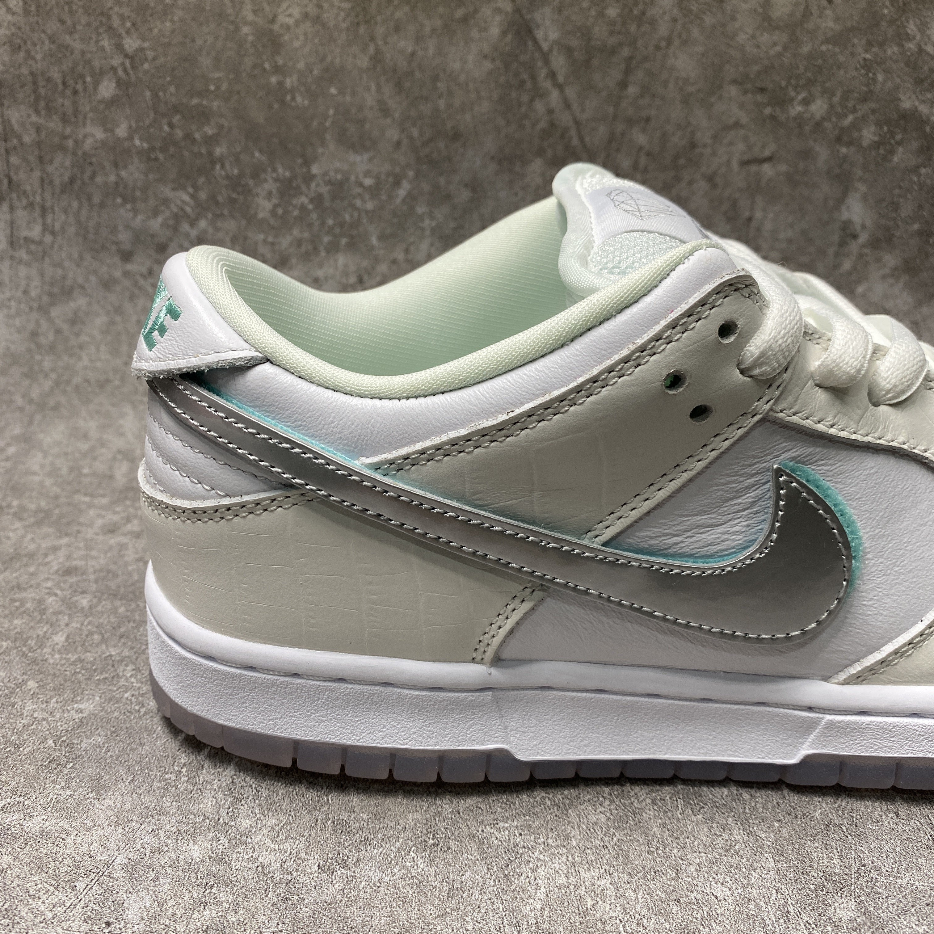 nike sb dunk low Di*m*nd s*pply co white Di*m*nd