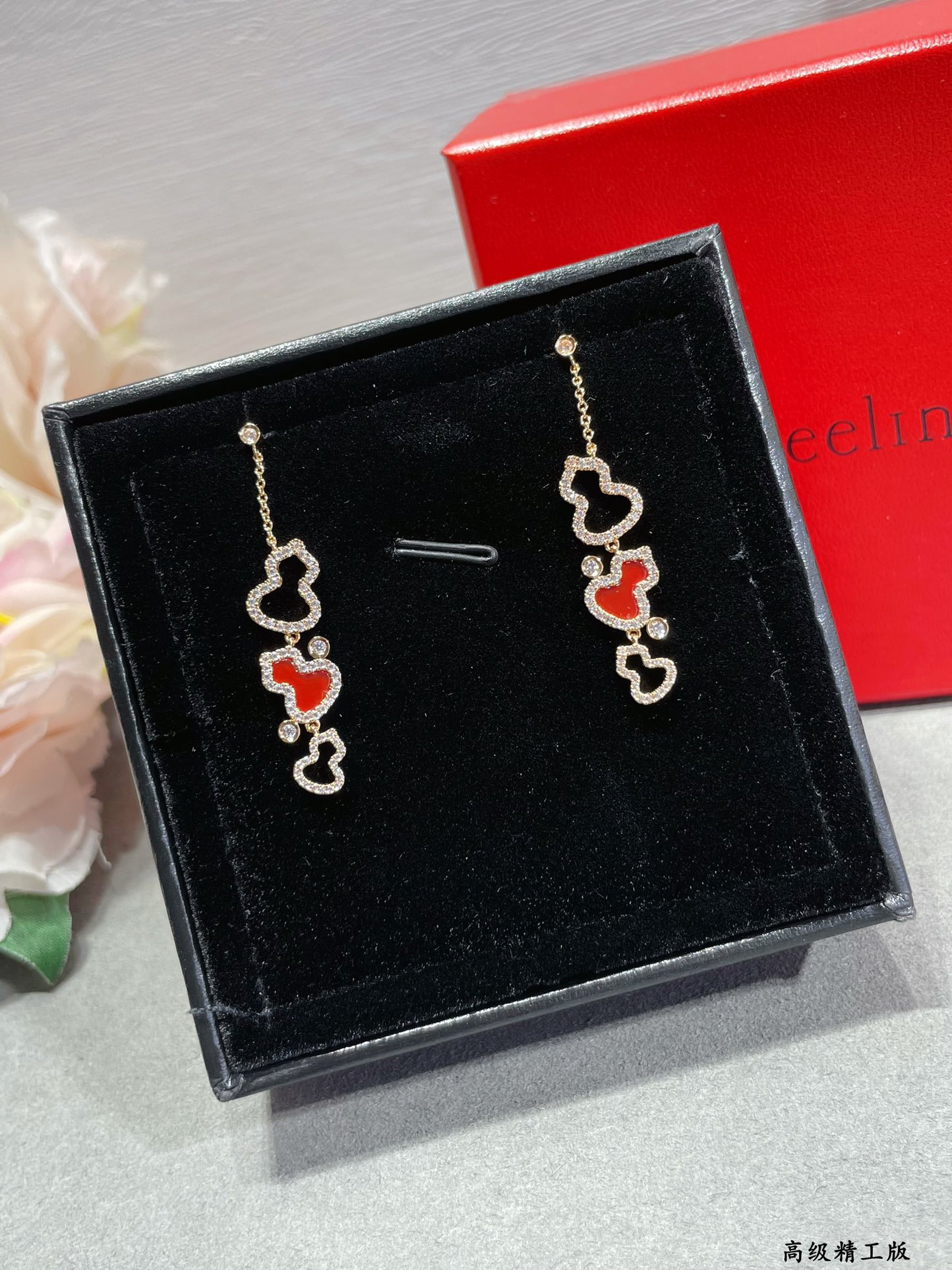 Qee1in agate triple gourd stud earrings
