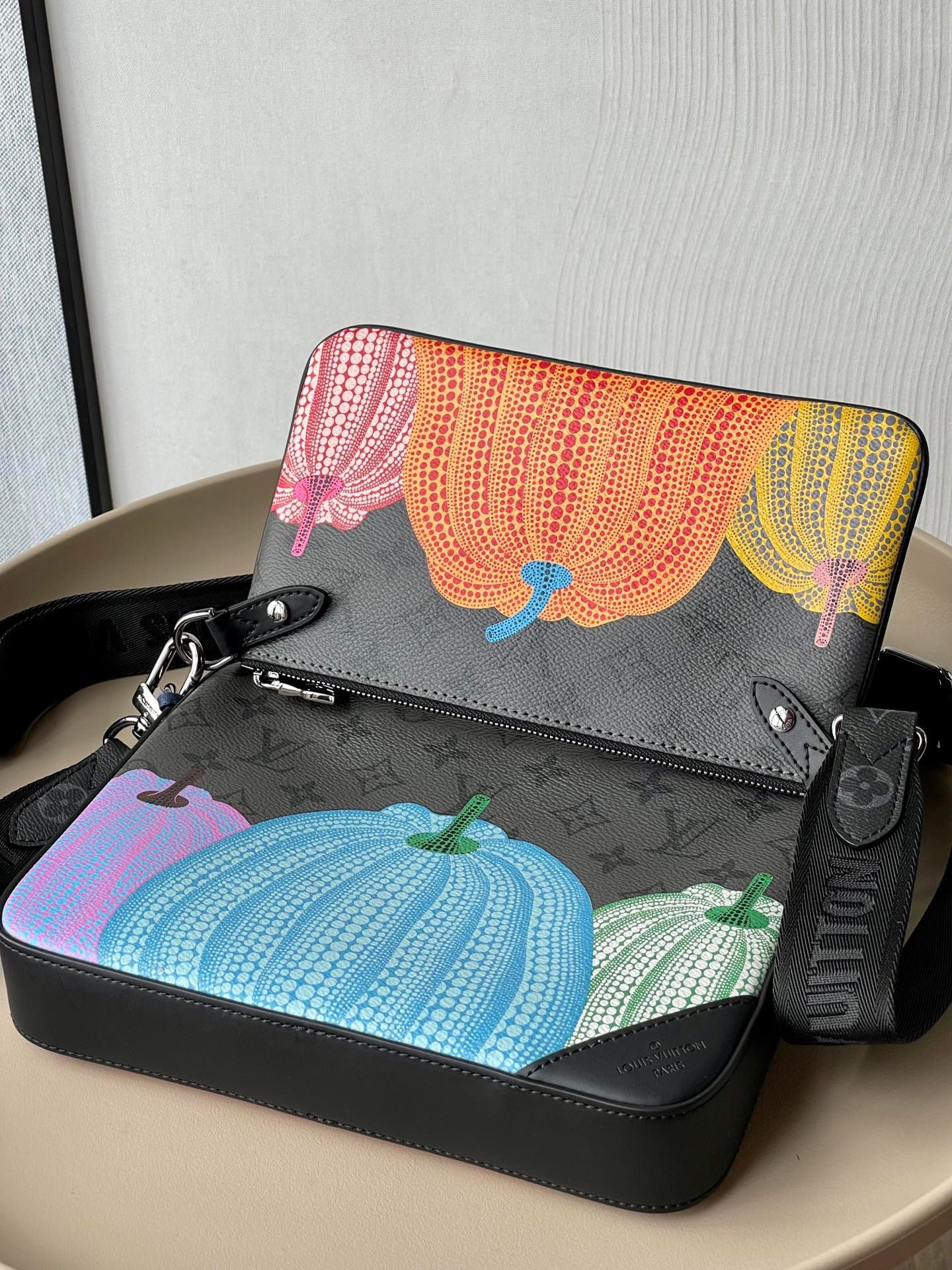 M46435 LV x YK Trio Messenger M46435