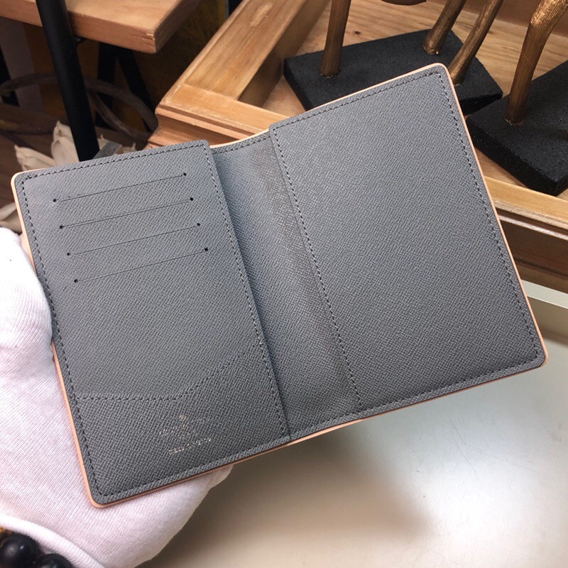 LV Passport cover M62089