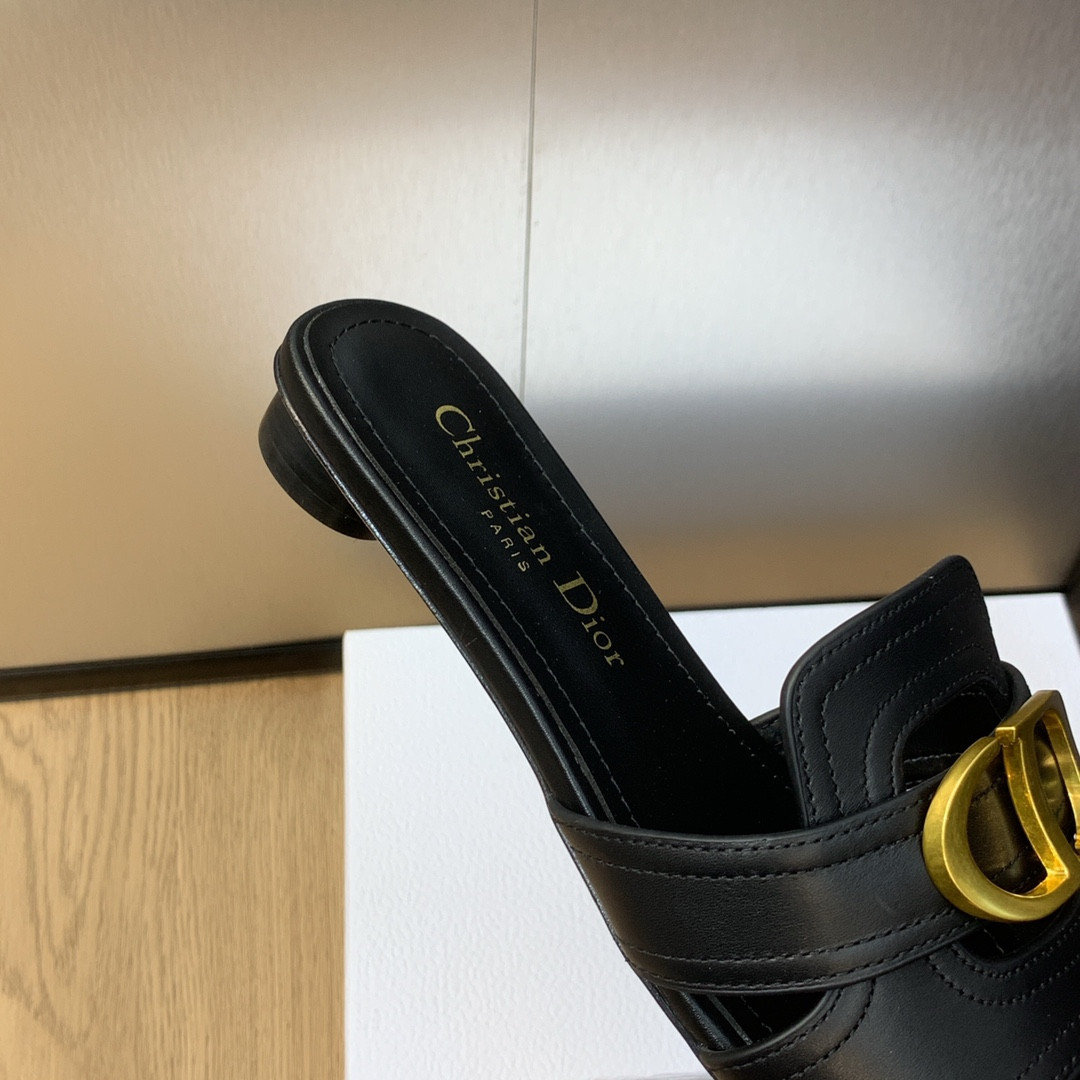 ua D*or 30 montaigne slide