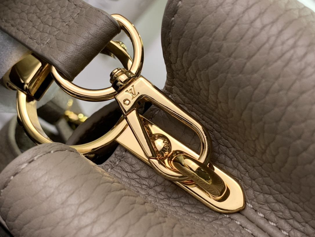 LV Capucines BB M4886 27x18x9cm