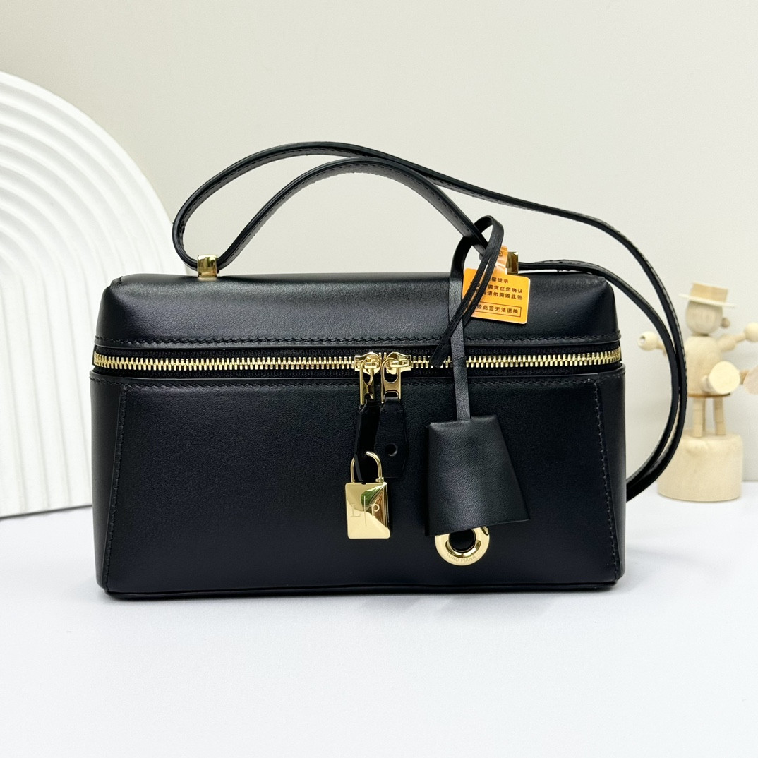 L**o p*ana extra pocket l23 smooth calfskin 23 x 12 x 7 cm