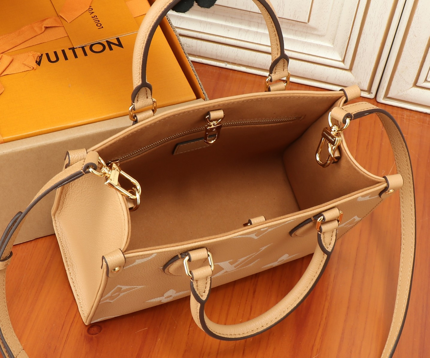 LV OnTheGo PM M12513  24.9 x 19.1 x 11.4 cm
