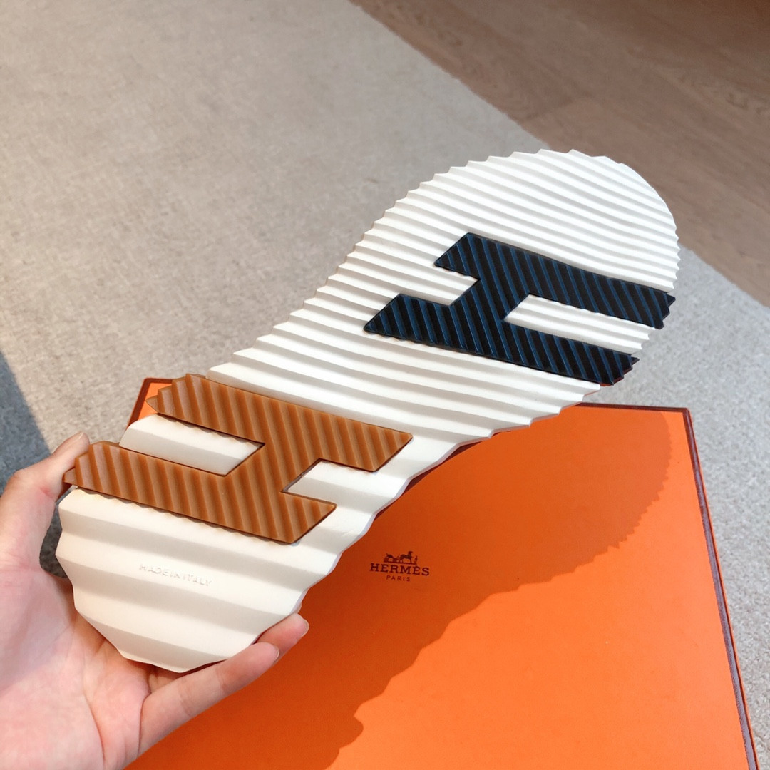 ua H**mes bouncing sneaker